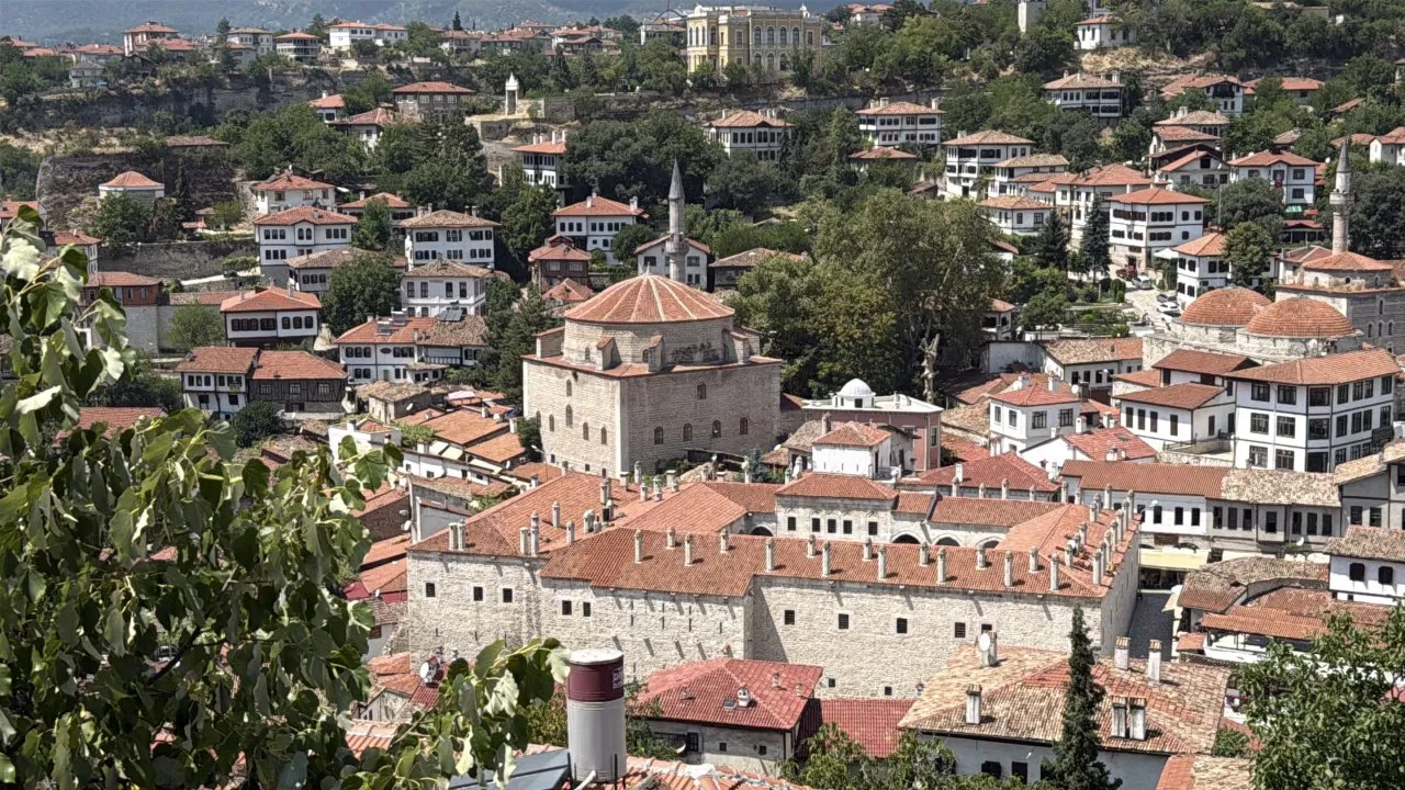 SAFRANBOLU’YU ZİYARET EDEN YABANCI TURİST SAYISINDA YILIN İLK ALTI AYINDA YÜZ 13’LÜK DÜŞÜŞ GERÇEKLEŞTİ