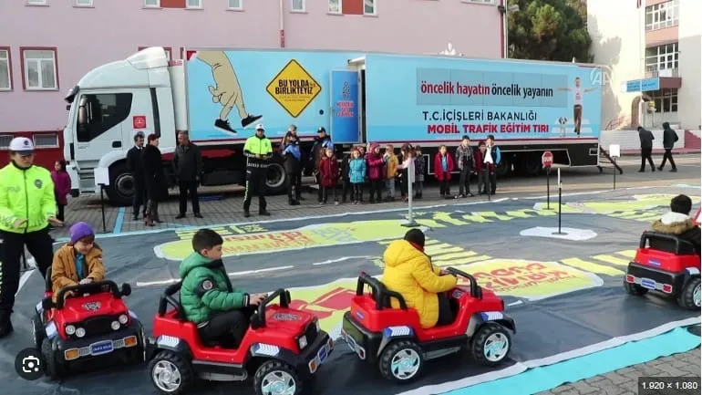 SAFRANBOLU’DA MOBİL EĞİTİM TIRI YOĞUN İLGİ GÖRDÜ