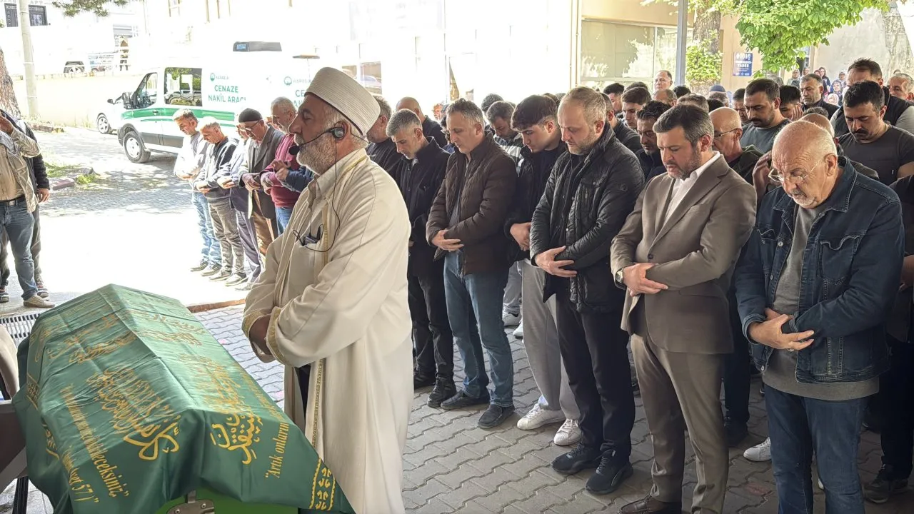 SERVİS MİNİBÜSÜNÜN ÇARPTIĞI 3 YAŞINDAKİ AYBARS SON YOLCULUĞUNA UĞURLANDI