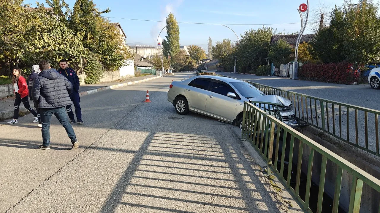 SU KANALI KORKULUKLARINA ÇARPAN OTOMOBİLDE 1 KİŞİ YARALANDI