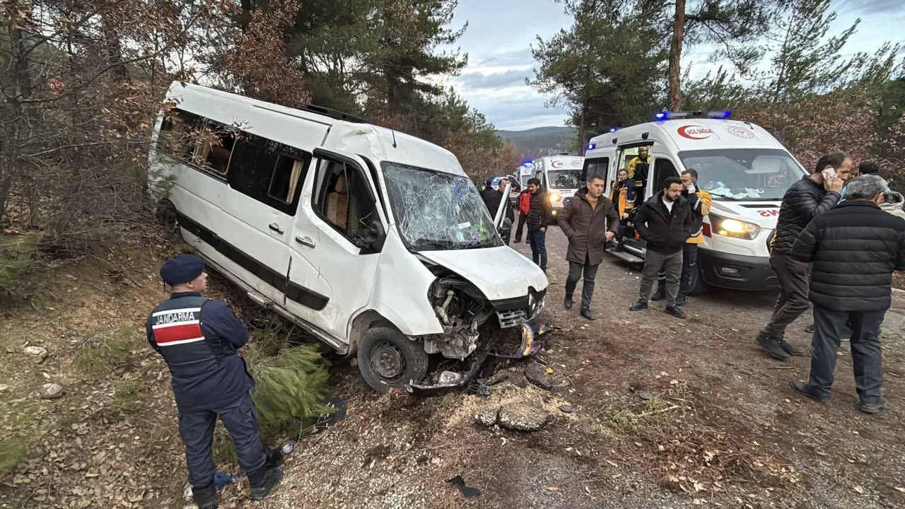 YABANCI UYRUKLU ÖĞRENCİLERİ TAŞIYAN MİNİBÜS DEVRİLDİ, 17 KİŞİ YARALANDI