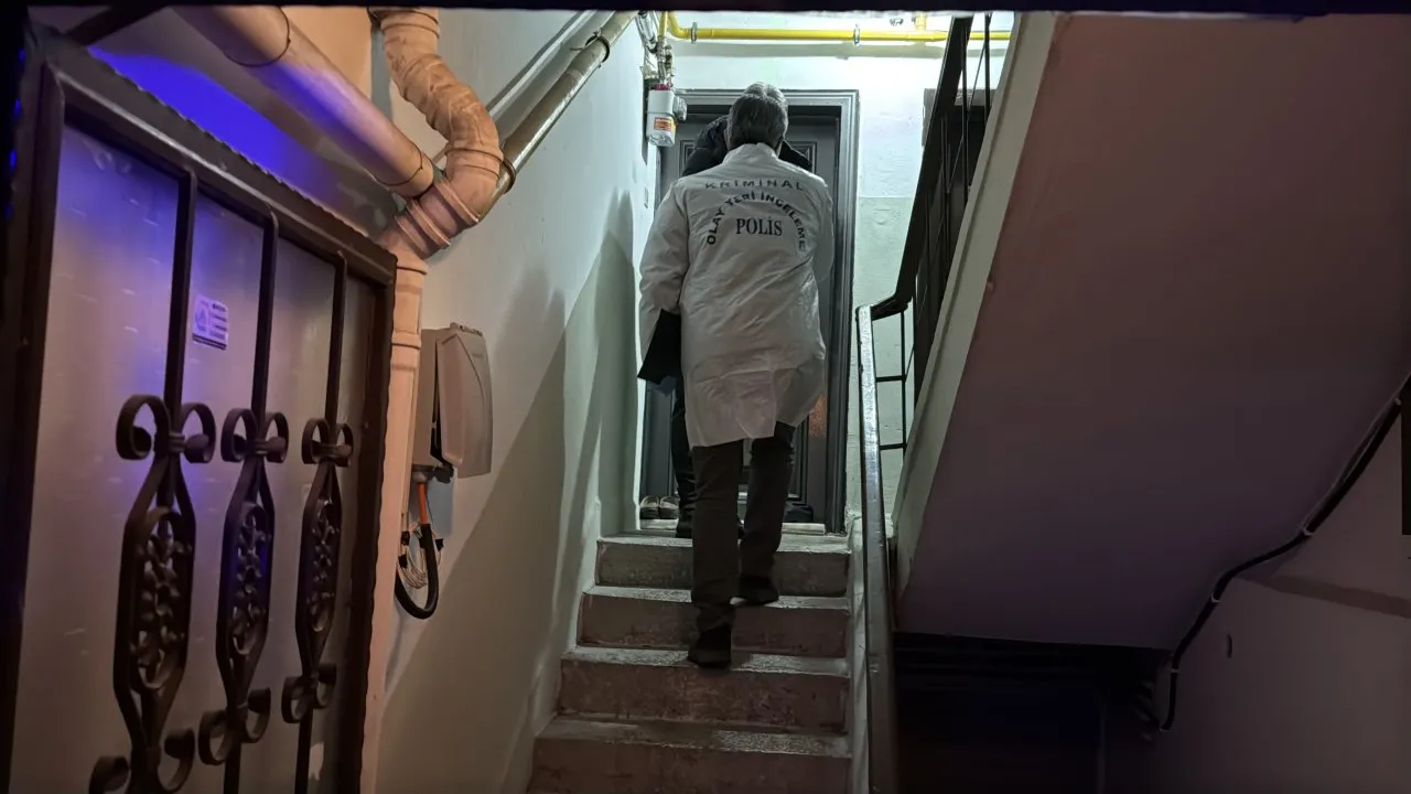YAŞLI ADAM MERDİVEN BOŞLUĞUNDA ÖLÜ BULUNDU