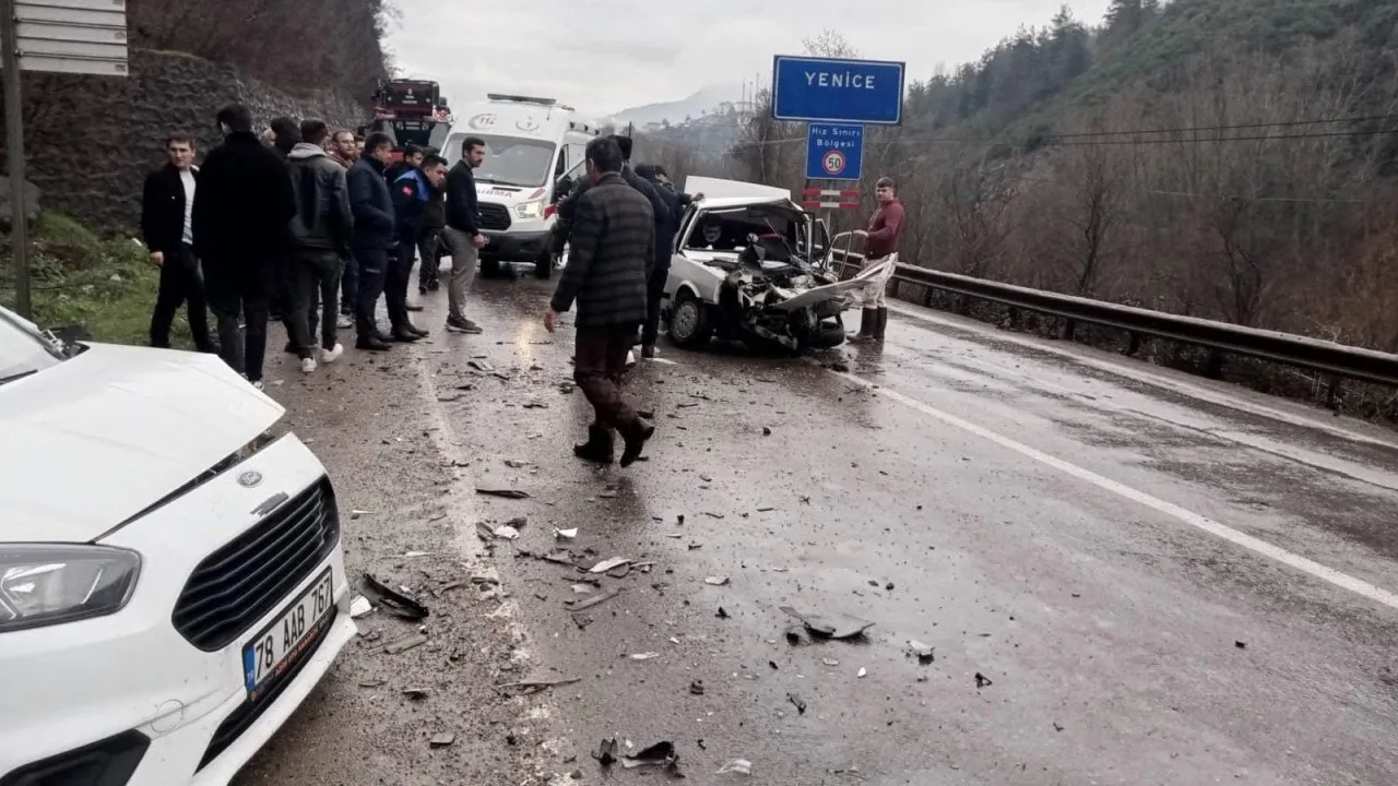 YENİCE’DE HAFİF TİCARİ ARAÇ İLE OTOMOBİL ÇARPIŞTI; 5 YARALI