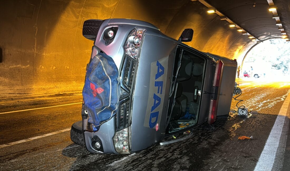 KAZA YERİNE GİDEN AFAD ARACI DEVRİLDİ Karabük’ün Yenice ilçesi Yortan Beldesi’ndeki tarafik kazasına giden AFAD ekipleri