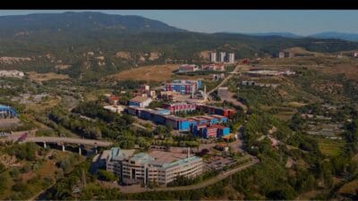 Geleceğin mesleklerine uygun kaliteli eğitim misyonu ve uluslararasılaşmada lider üniversite