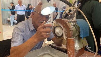 Karabük'te Ahilik Haftası etkinlikleri kapsamında ustalar, Hürriyet Caddesi'nde kurulan standlarda