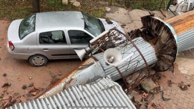 Safranbolu’da devrilen minare cami imamının otomobilinin üzerine yıkıldı
