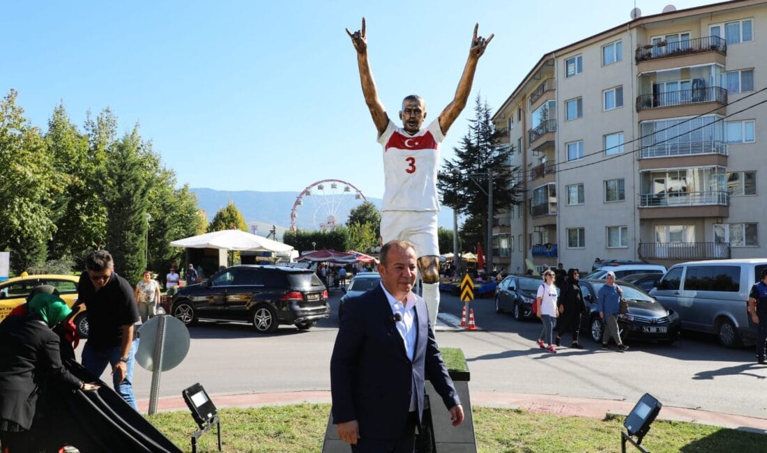 TANJU ÖZCAN, BOLU’YA BOZKURT İŞARETİ YAPAN MERİH DEMİRAL HEYKELİ DİKTİ TANJU ÖZCAN BOLU'YA BOZKURT İŞARETİ YAPAN MERİH DEMİRAL HEYKELİ