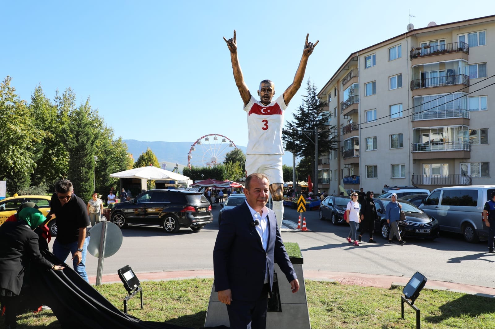 Tanju Özcan milli futbolcunun heykelini Bolu'ya dikti.