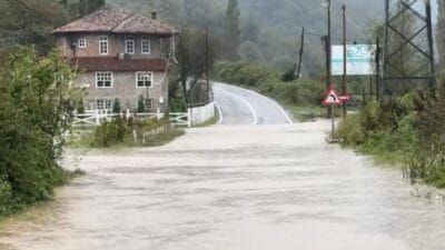 SAĞANAK YAĞIŞIN ETKİLİ OLDUĞU BARTIN'DA EĞİTİME 1 GÜN ARA VERİLDİ