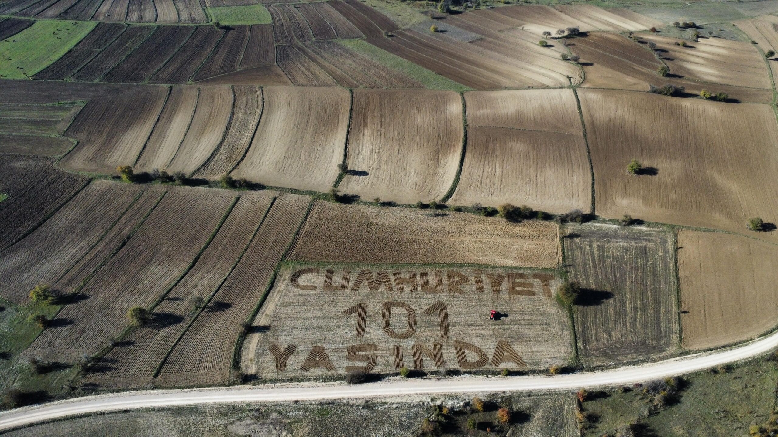 Genç çiftçi Cumhuriyet'in 101. yaşını tarlasına yazarak kutladı