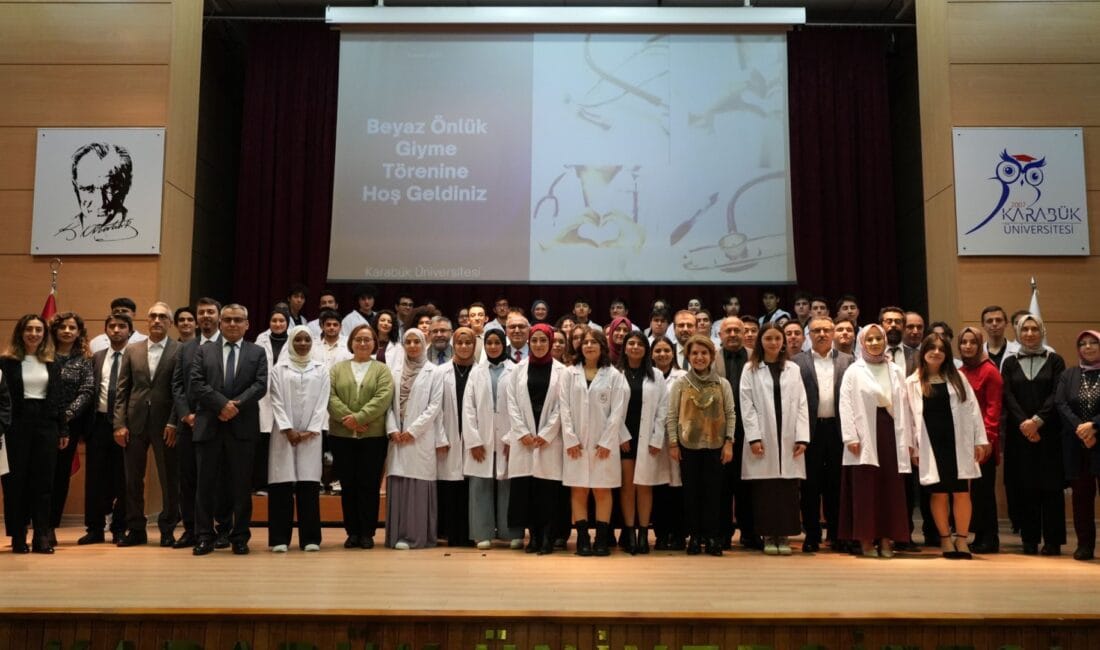 KARABÜK’TE 130 ÖĞRENCİ HEKİMLİĞE İLK ADIMI ATTI Karabük Üniversitesi Tıp Fakültesi tarafından düzenlenen törenle 130 öğrenci hekimlik