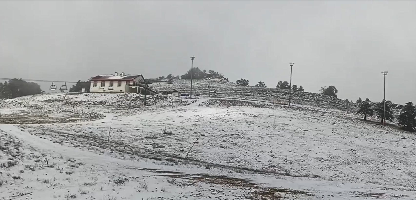 Keltepe Kayak Merkezi'nde dün akşam saatlerinde itibaren başlayan kar yağışı etkili olurken, kar kalınlığı 10 santime ulaştı.