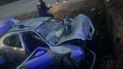 Karabük’te direksiyon hakimiyetini kaybeden sürücü yaşamını kaybetti, 3 kişi yaralandı.
Kaza