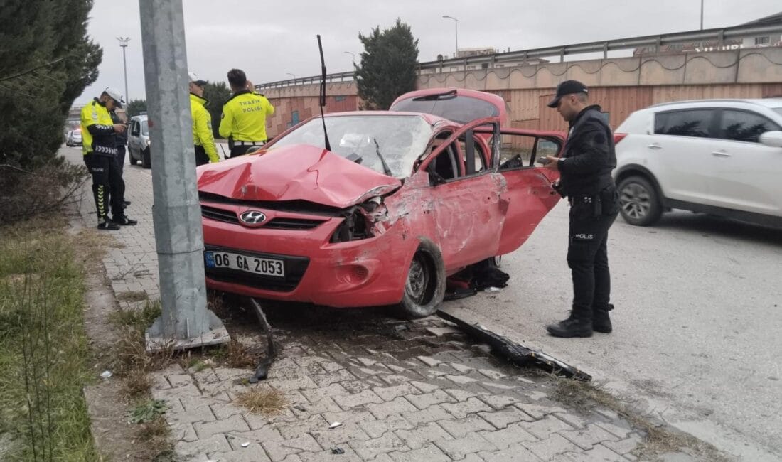 OTOMOBİL İSTİNAT DUVARI VE AYDINLATMA DİREĞİNE ÇARPTI: 3 YARALI KARABÜK'te, sürücüsünün kontrolünden çıkan otomobil, önce istinat duvarına ardından aydınlatma