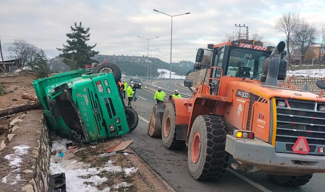 SAFRANBOLU KİRKİLLE’DE KAMYON DEVRİLDİ; 2 KİŞİ HAYATINI KAYBETTİ Kaza Safranbolu ilçesinde 15.30 sıralarında meydana geldi. Safranbolu-Bartın karayolu Kirkille