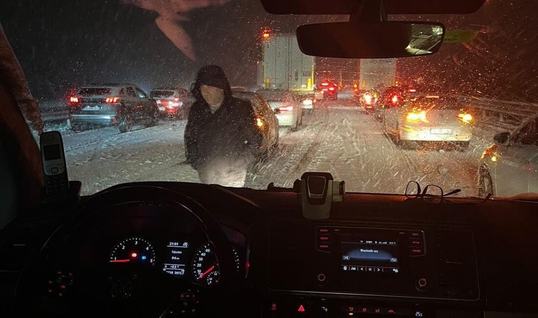 KARABÜK’TE KAR YAĞIŞI YAŞAMI OLUMSUZ ETKİLİYOR Karabük’te gündüz saatlerinden itibaren etkili olan kar yağışı nedeniyle Karabük-Gerede
