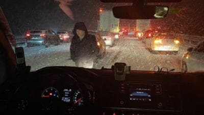 Karabük’te gündüz saatlerinden itibaren etkili olan kar yağışı nedeniyle Karabük-Gerede