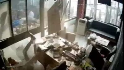 Karabük'te, Metin I.'nın güvercin beslemek için çıktığı asma tavan çöktü.