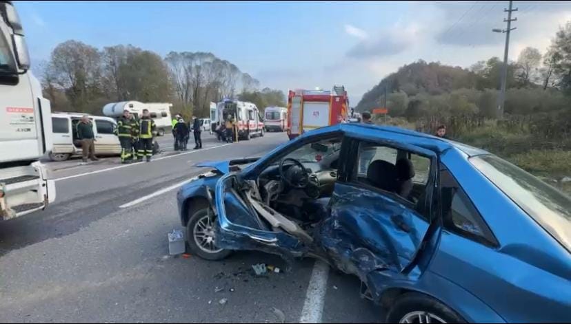 Bartın-Karabük yolunda aynı yöne giden hafif ticari araçla otomobilin çarpıştığı kazada, 2'si çocuk, 7 kişi yaralandı.