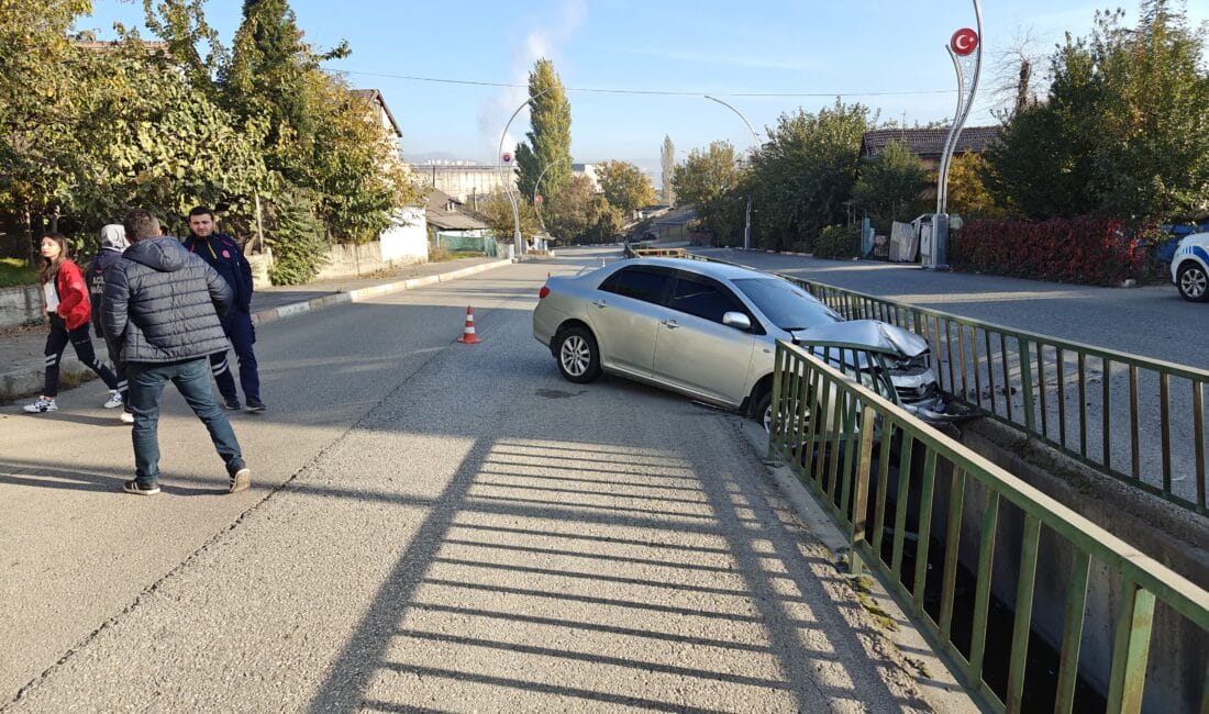 SU KANALI KORKULUKLARINA ÇARPAN OTOMOBİLDE 1 KİŞİ YARALANDI Alınan bilgiye göre, Aydınlıklevler Mahallesi Tevfik Fikret Caddesi istikametine seyir