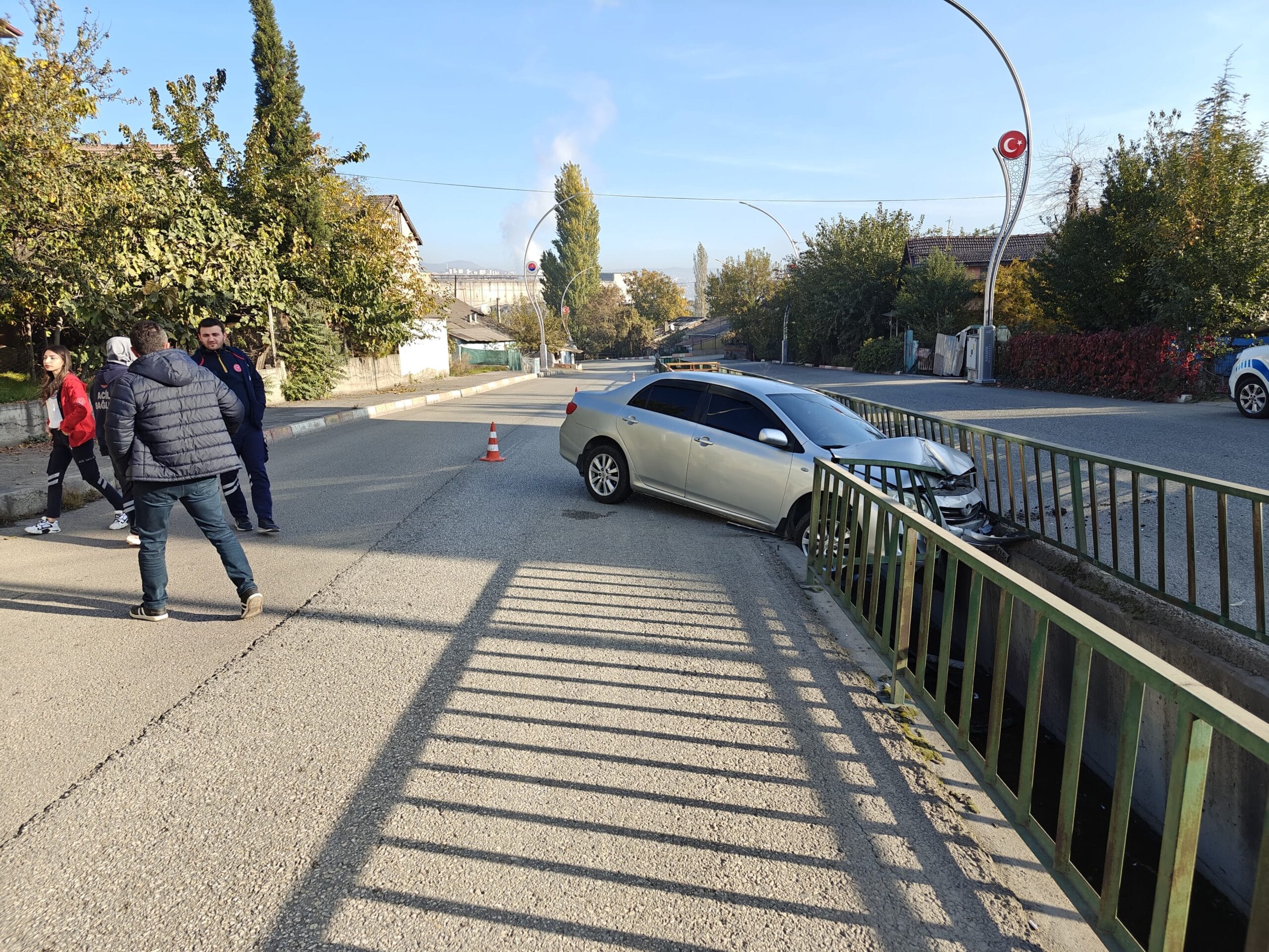 Su kanalına çarparak duran otomobilin sürücüsü yaralandı