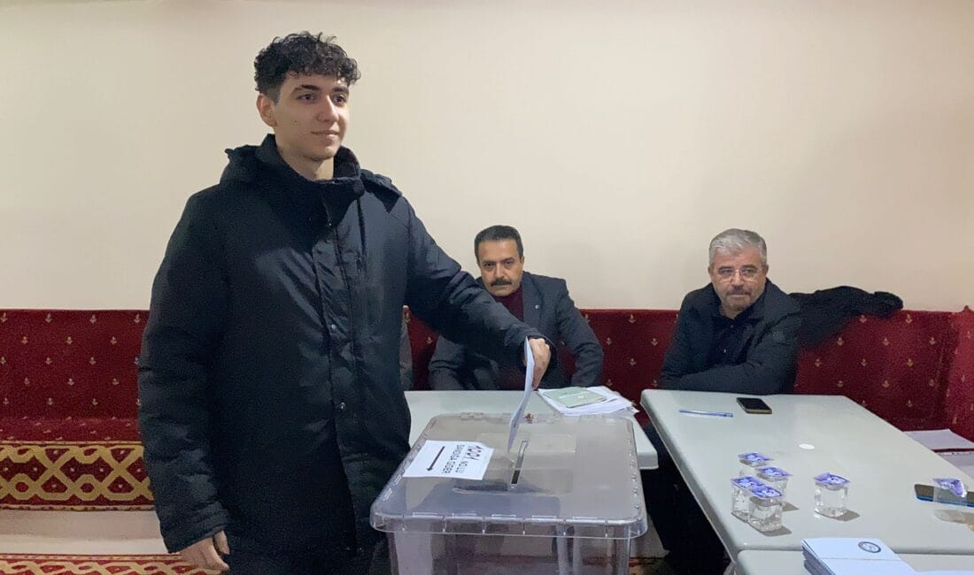 REFERANDUM İLE KURULAN KÖYDE VATANDAŞLAR MUHTARLARINI SEÇMEK İÇİN SANDIĞA GİTTİ Referandum ile kurulan köyde vatandaşlar muhtarlarını seçmek için sandığa gitti