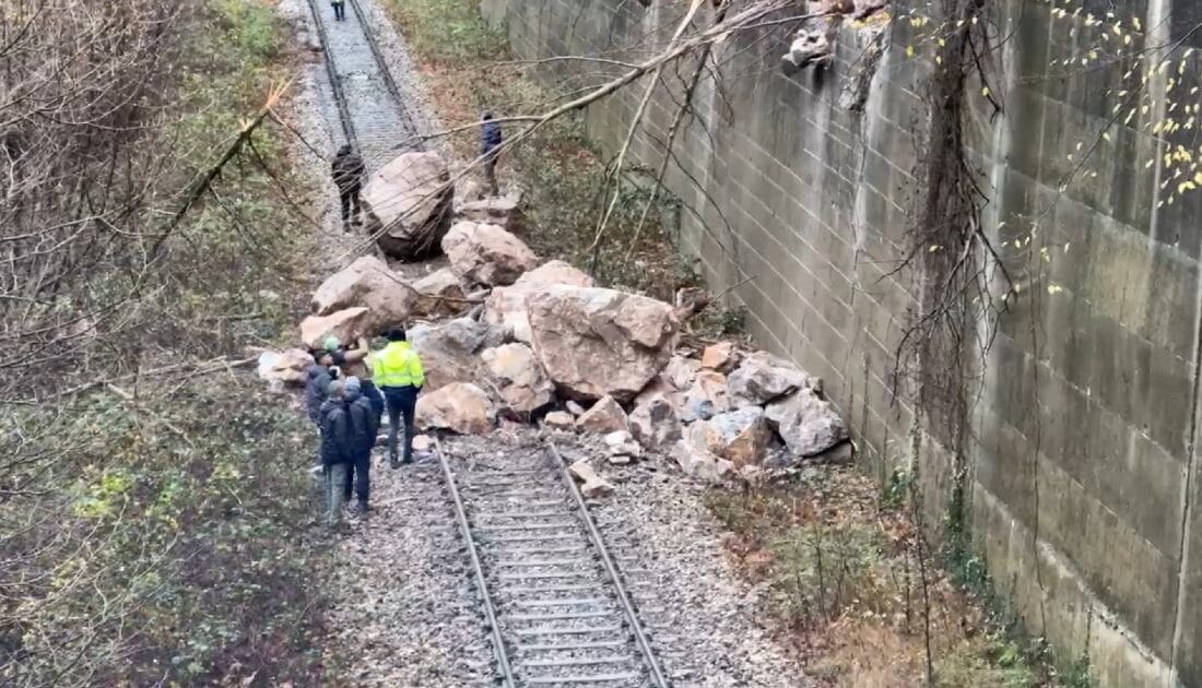 KARABÜK’TE DEMİR YOLUNA KAYA DÜŞMESİ SONUCU ULAŞIM KAPANDI Karabük’te heyelan nedeniyle demiryolu ulaşıma kapandı