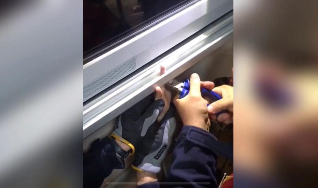 SAFRANBOLU’DA AKILLI TAHTAYA PARMAĞI SIKIŞAN ÖĞRENCİ KURTARILDI Karabük’ün Safranbolu ilçesindeki Ünsal Tülbentçi İlköğretim Okulu’nda bir öğrencinin akıllı