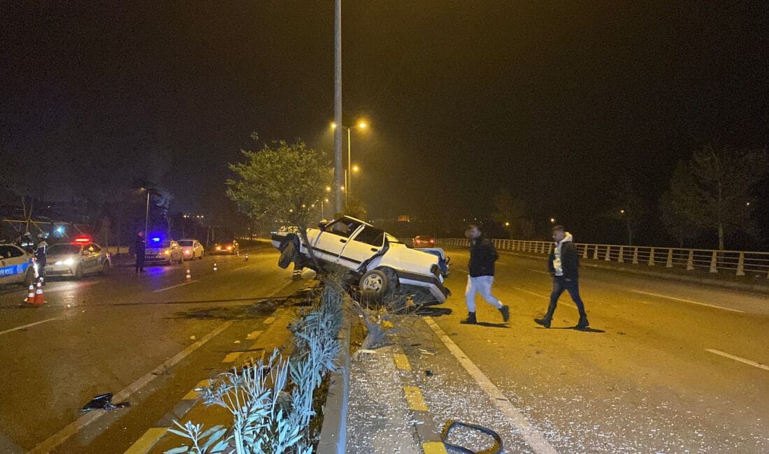 REFÜJDE ASILI KALDI,2 KİŞİ AĞIR YARALANDI Karabük Çevreyolu'nda Trafik Kazası: 2 Ağır Yaralı
