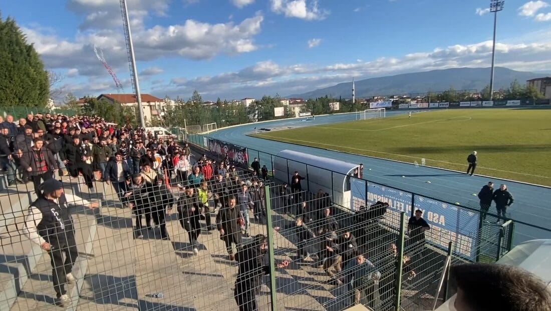 KARABÜK’TE TRİBÜNLER KARIŞTI Karabük'te Bölgesel Amatör Lig müsabakasında tribünler karıştı