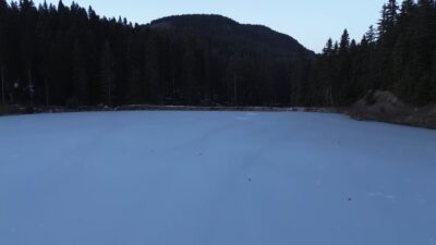 Sarıçiçek Göleti soğuk havanın etkisiyle buz tuttu.