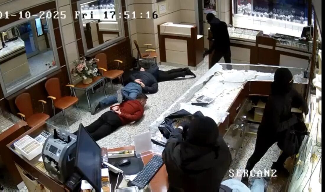 KARABÜK’TE FİLM GİBİ KUYUMCU SOYGUNU: 20 KİLO ALTINLA KAÇTILAR Karabük'ün Safranbolu ilçesinde, yüzleri kar maskeli 3 kişi silahlı bir