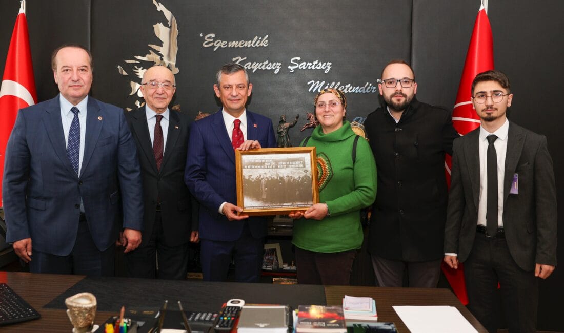 CHP TEŞKİLATINDAN GENEL BAŞKAN ÖZGÜR ÖZEL’E ZİYARET Karabük CHP teşkilatı genel başkan Özgür Özel'i ziyaret etti.