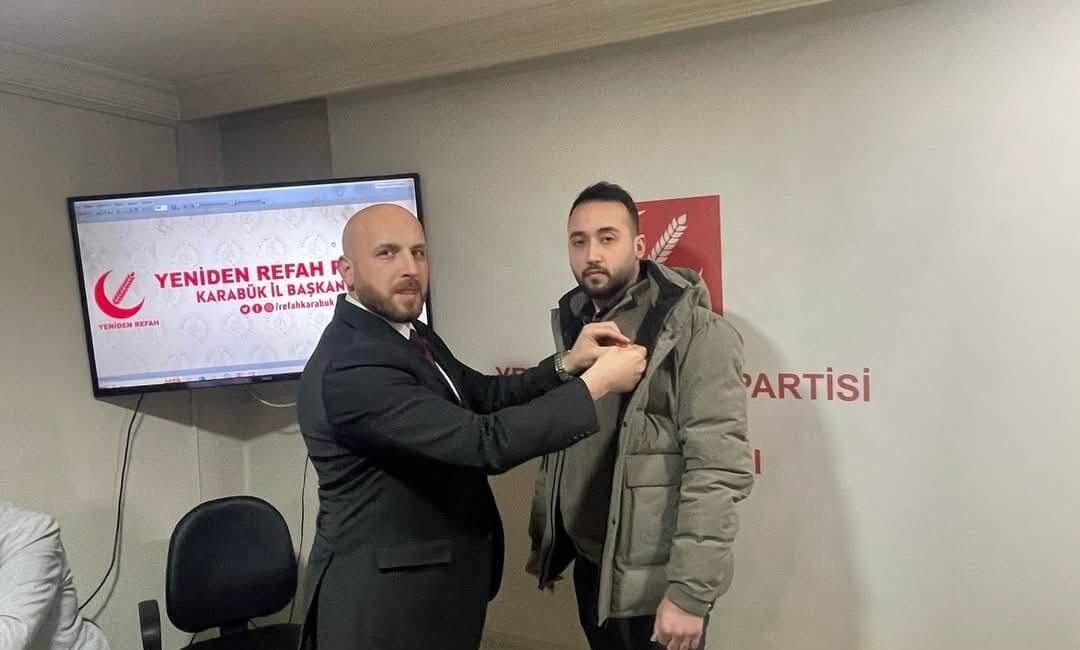 YENİDEN REFAH PARTİSİ’NE YOĞUN KATILIM. ROZETLER TAKILDI Karabük’te Yeniden Refah Partisi’ne katılımlar hız kesmeden devam ediyor. Parti,