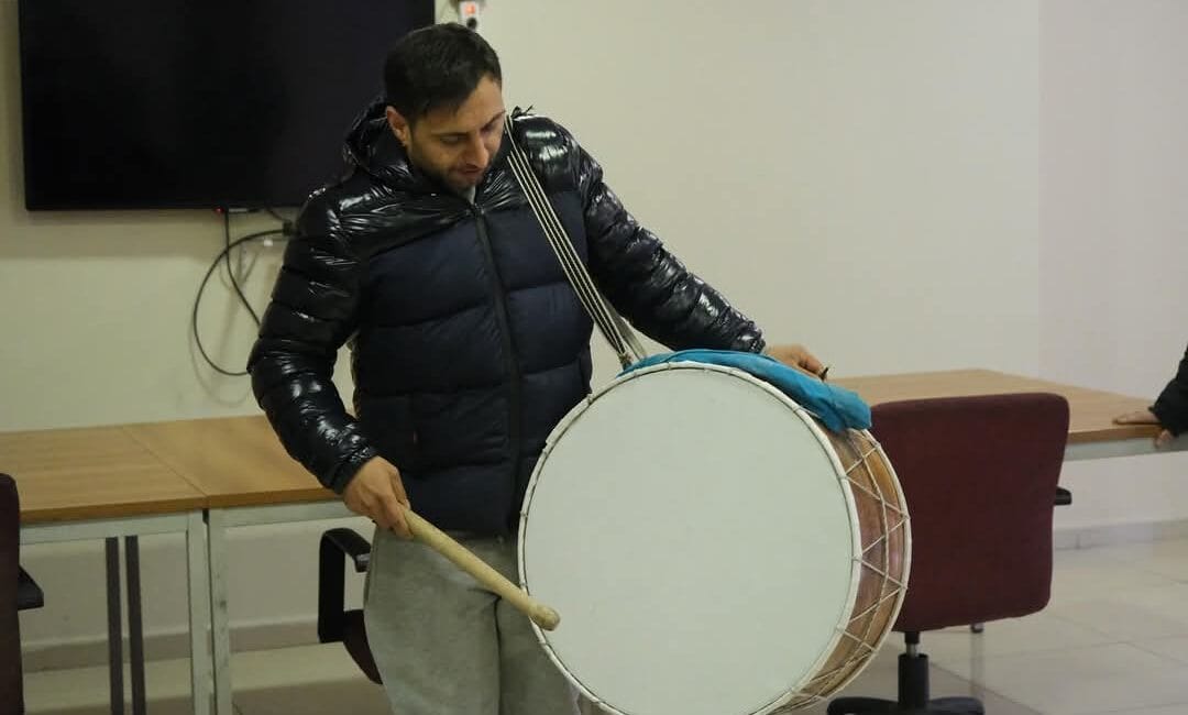 KARABÜK BELEDİYESİ RAMAZAN DAVULU GELENEĞİNİ SÜRDÜRÜYOR Karabük Belediyesi, Ramazan ayı öncesinde davulculara yönelik eğitim programı düzenledi.