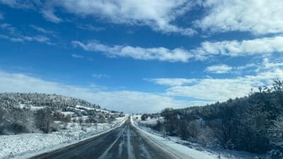 Karabük’ün yüksek kesimlerinde etkili olan kar yağışı, bölgeyi beyaza bürüdü.