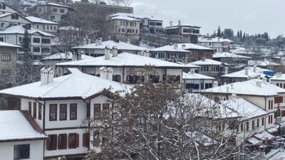 SAFRANBOLU’DA TARİHİ KONAKLAR BEYAZA BÜRÜNDÜ Karabük’ün Safranbolu ilçesinde dün akşam saatlerinden itibaren etkisini artıran kar