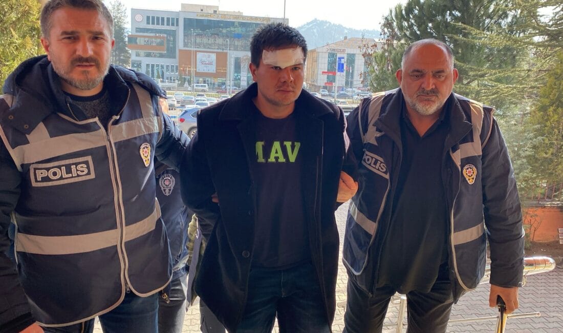 TAKSİ ŞOFÖRÜNÜN DİKKATİ CİNAYET ŞÜPHELİSİNİ YAKALATTI Karabük’te Afganistan uyruklu Norooz Ahmadi (29), kardeşi Kurban Ali Ahmadi