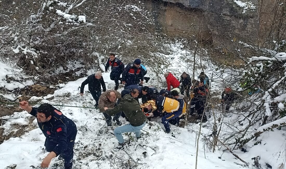 SUYUN İÇİNDE CAN PAZARI Karabük’ün Safranbolu ilçesinde gece nöbetinden dönen 112 ambulans ekibi, karlı