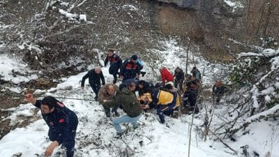 Karabük’ün Safranbolu ilçesinde gece nöbetinden dönen 112 ambulans ekibi, karlı