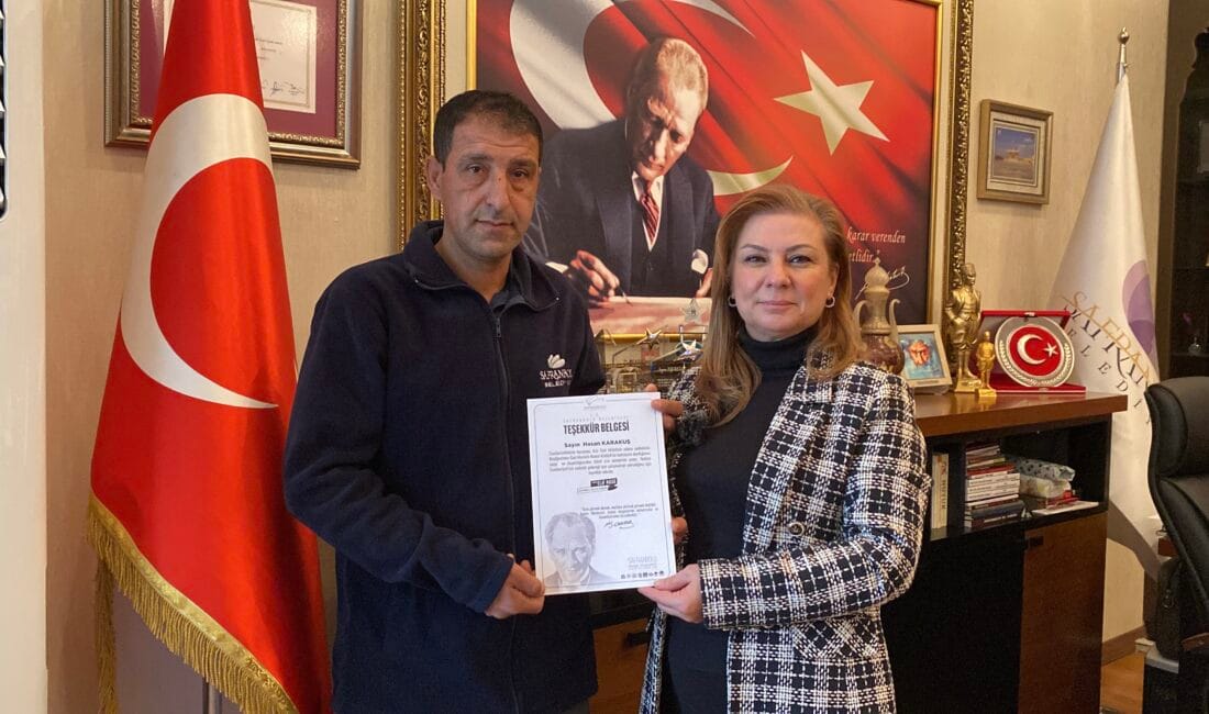 SAFRANBOLU’DA TEMİZLİK İŞÇİSİNİN ATATÜRK HASSASİYETİ Safranbolu’da yerde bırakılan Atatürk tablosunu temizlik işçisi alarak koruma altına