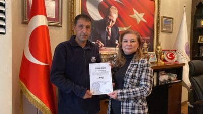 Safranbolu’da yerde bırakılan Atatürk tablosunu temizlik işçisi alarak koruma altına