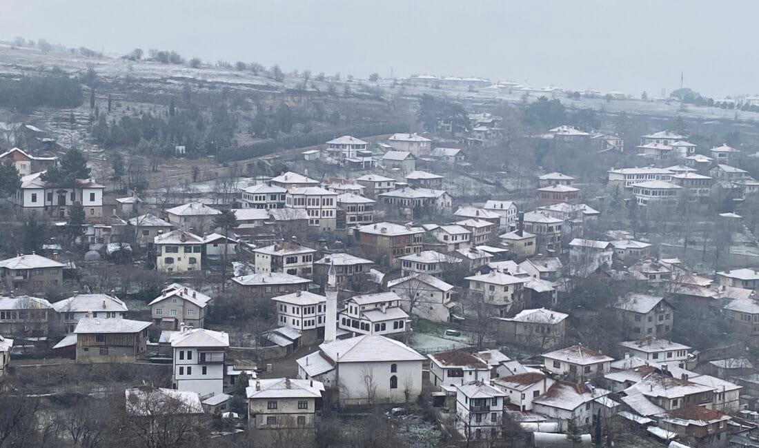 Safranbolu’nun tarihi konakları beyaza büründü.