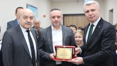 Hayırsever iş insanı Ali Sezer tarafından yaptırılan kütüphanenin açılışı gerçekleştirildi.