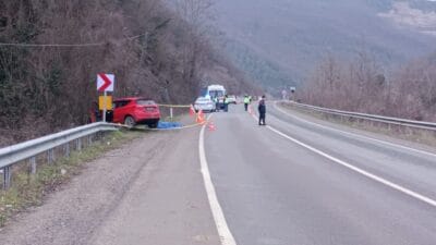 Karabük’ün Yenice ilçesinde, kontrolden çıkan otomobilin şarampole devrilmesi sonucu meydana