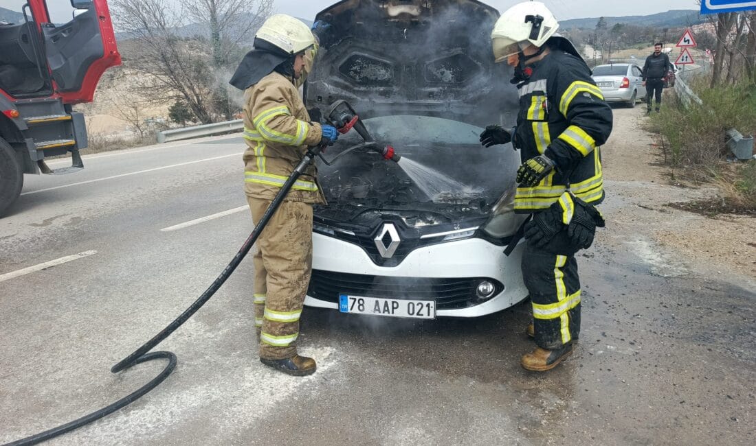  Safranbolu ilçesinde, seyir halindeyken motor kısmı yanan otomobil, itfaiyenin müdahalesiyle