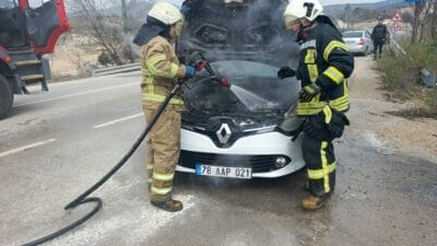  Safranbolu ilçesinde, seyir halindeyken motor kısmı yanan otomobil, itfaiyenin müdahalesiyle