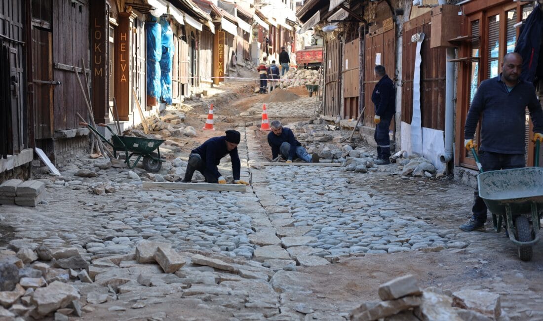 SAFRANBOLU BELEDİYESİ’NDEN TARİHİ ÜRETİM Safranbolu Belediyesi’nin Tarihi Çarşı’da yürüttüğü titiz çalışmalar tamamlanmak üzere. Manifaturacılar