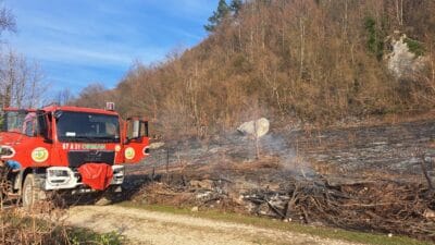 Karabük’ün Yenice ilçesinde otluk alanda çıkan yangın, ekiplerin hızlı müdahalesiyle